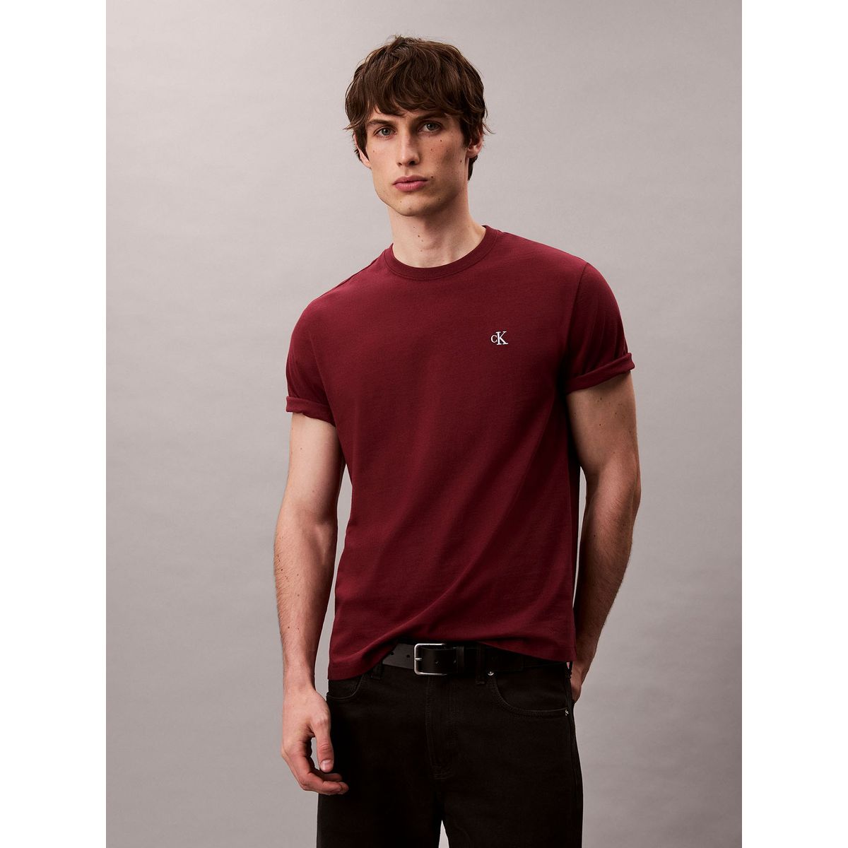 CALVIN KLEIN - Polera Regular con Monograma Bordado Burdeo Calvin Klein