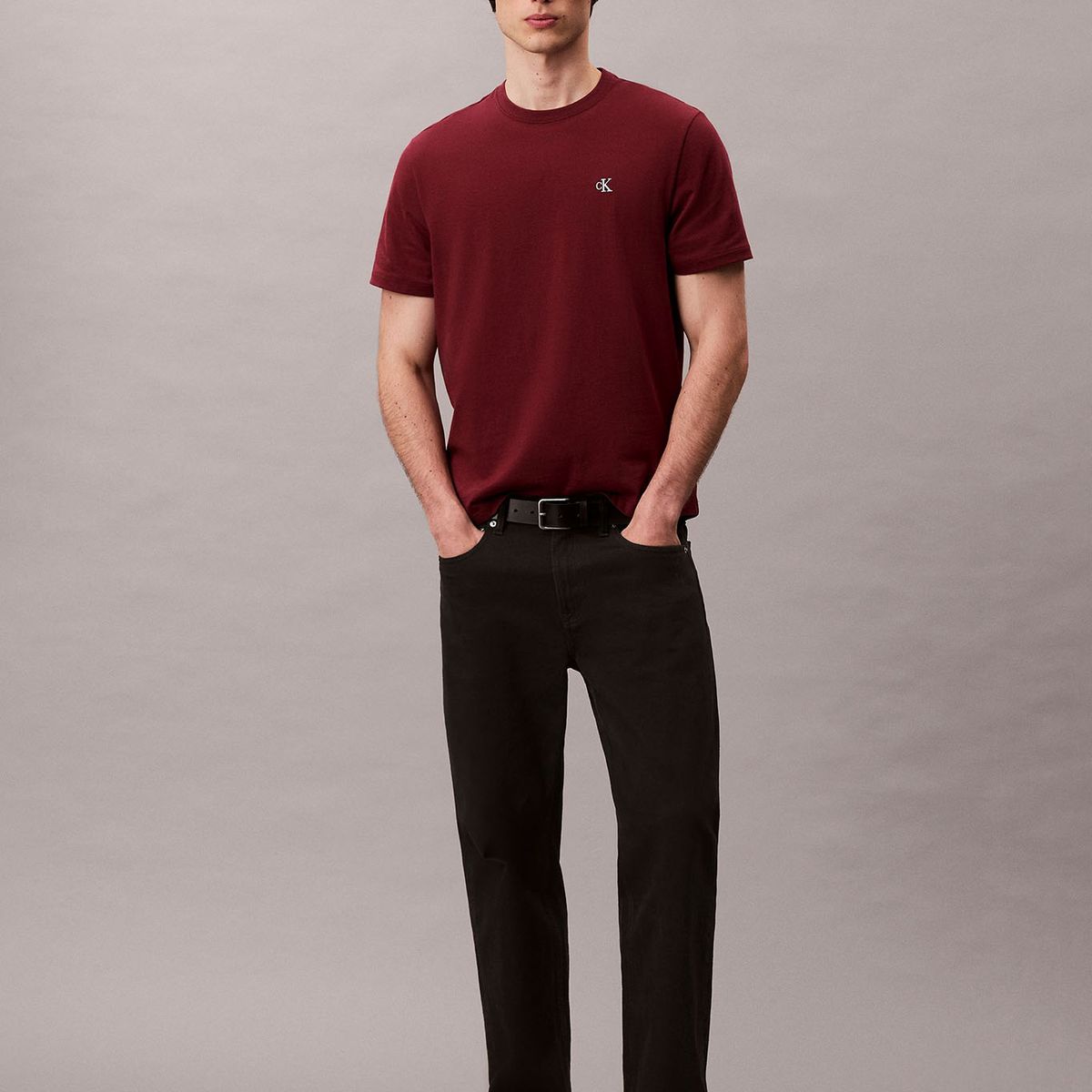 CALVIN KLEIN - Polera Regular con Monograma Bordado Burdeo Calvin Klein