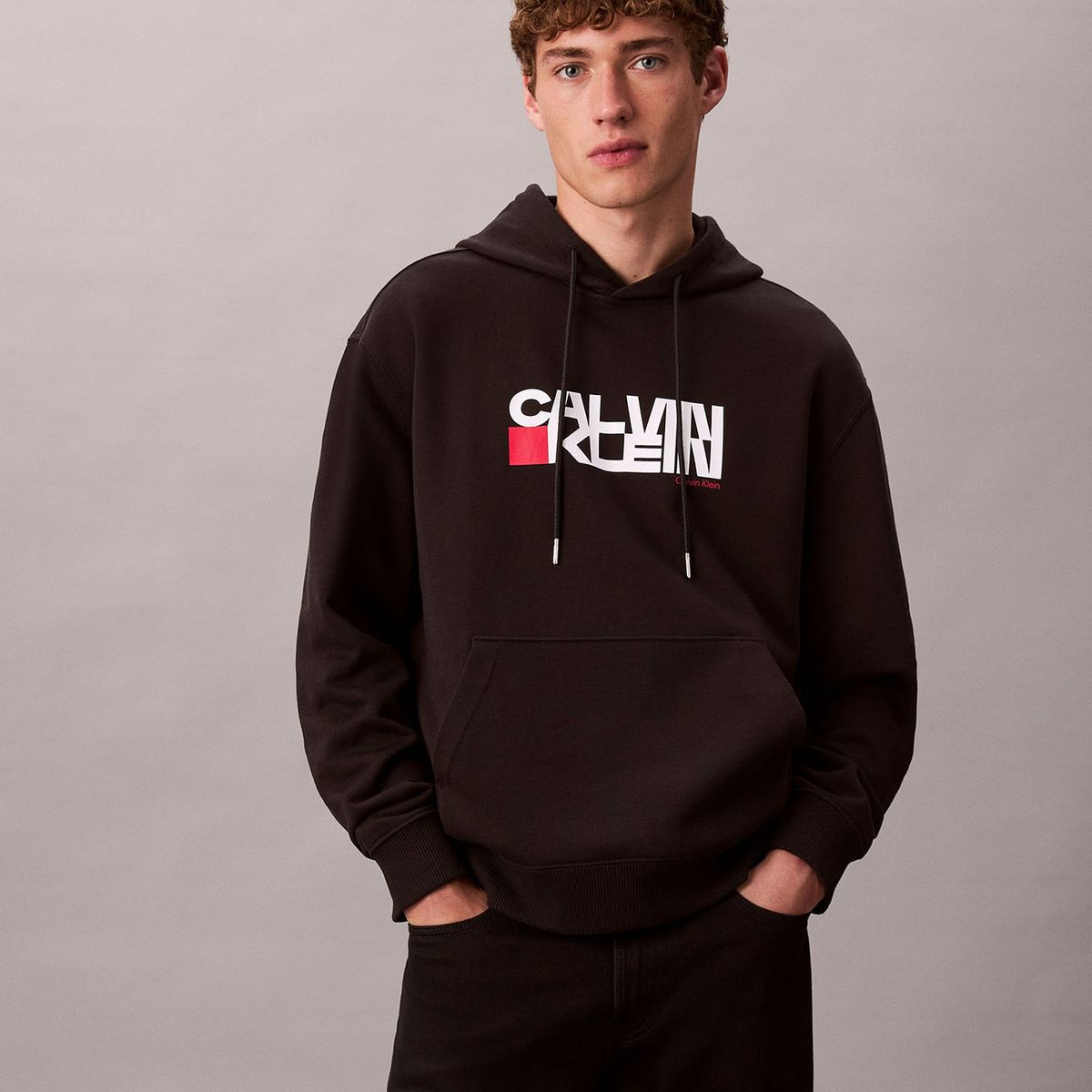 CALVIN KLEIN - Polerón con Gorro y Logo Red Box Negro Calvin Klein