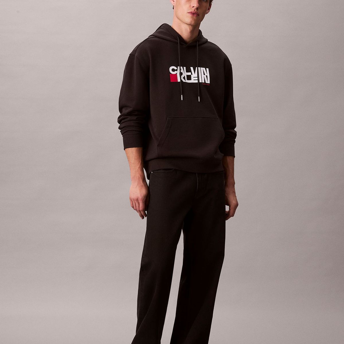 CALVIN KLEIN - Polerón con Gorro y Logo Red Box Negro Calvin Klein