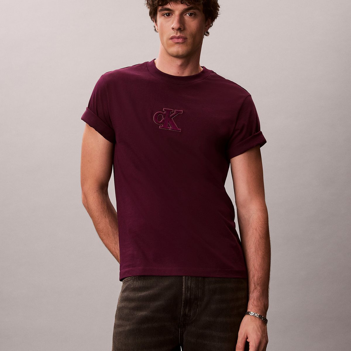 CALVIN KLEIN - Polera con Monograma Estampado Burdeo Calvin Klein