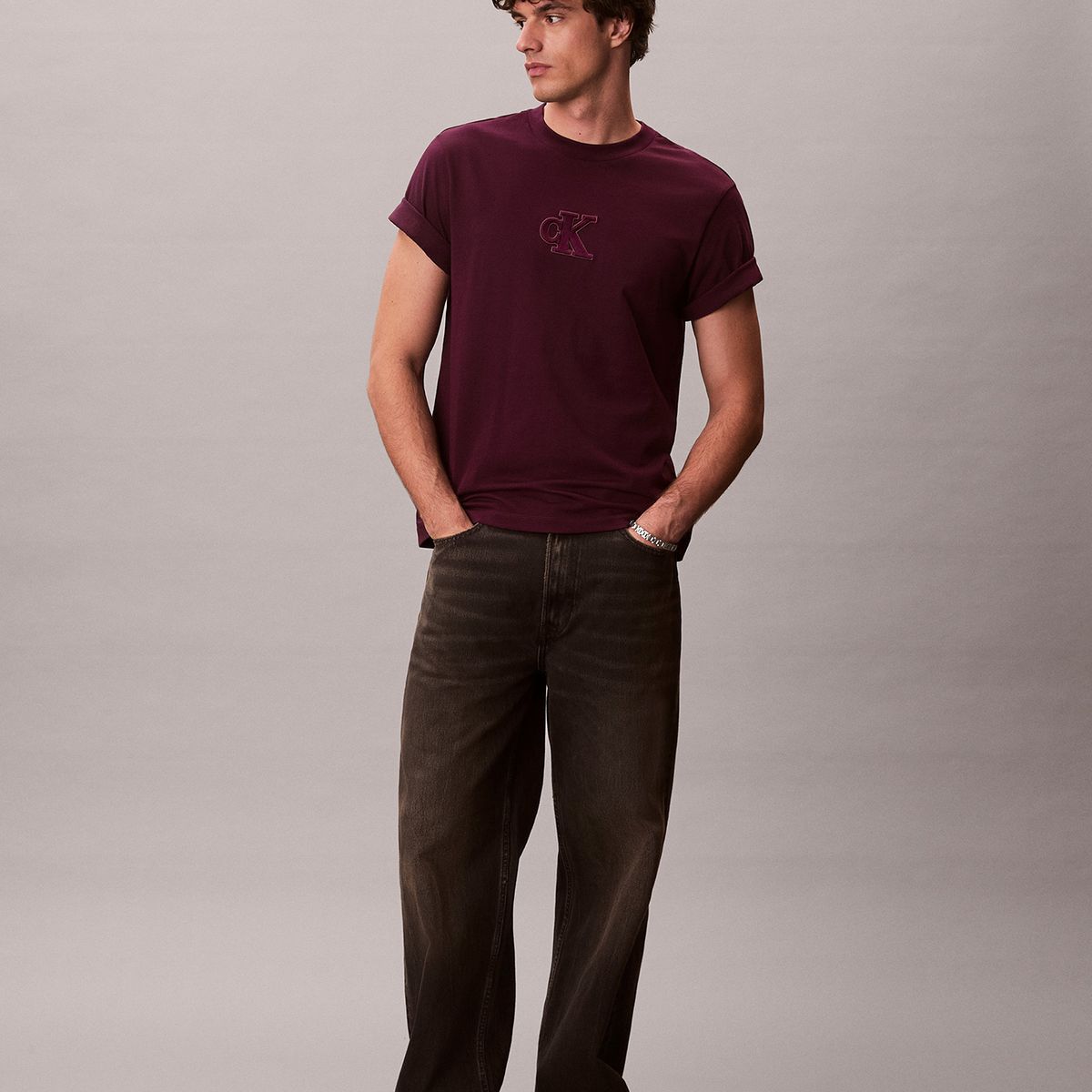 CALVIN KLEIN - Polera con Monograma Estampado Burdeo Calvin Klein