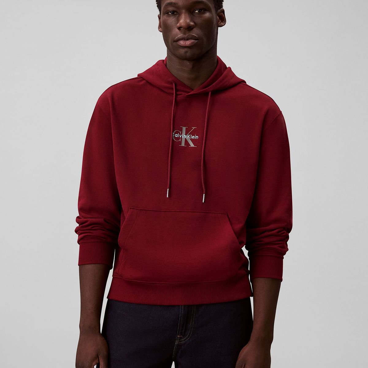 CALVIN KLEIN - Polerón con Gorro y Logo Burdeo Calvin Klein