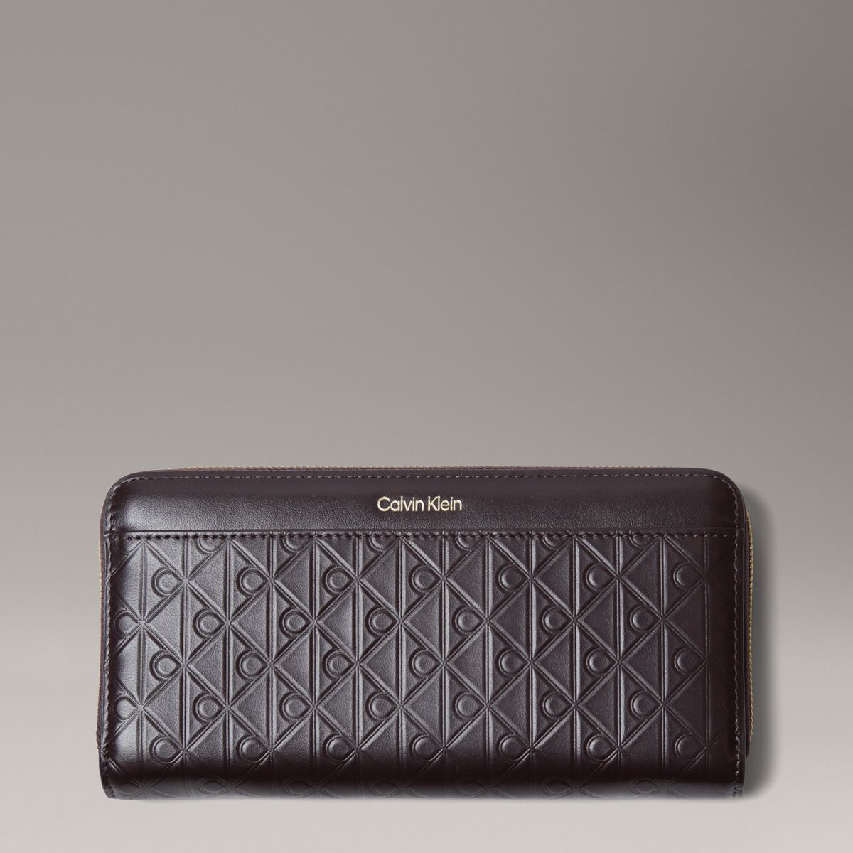 CALVIN KLEIN - Billetera de Cuero con Textura de Monograma Cafe Calvin Klein