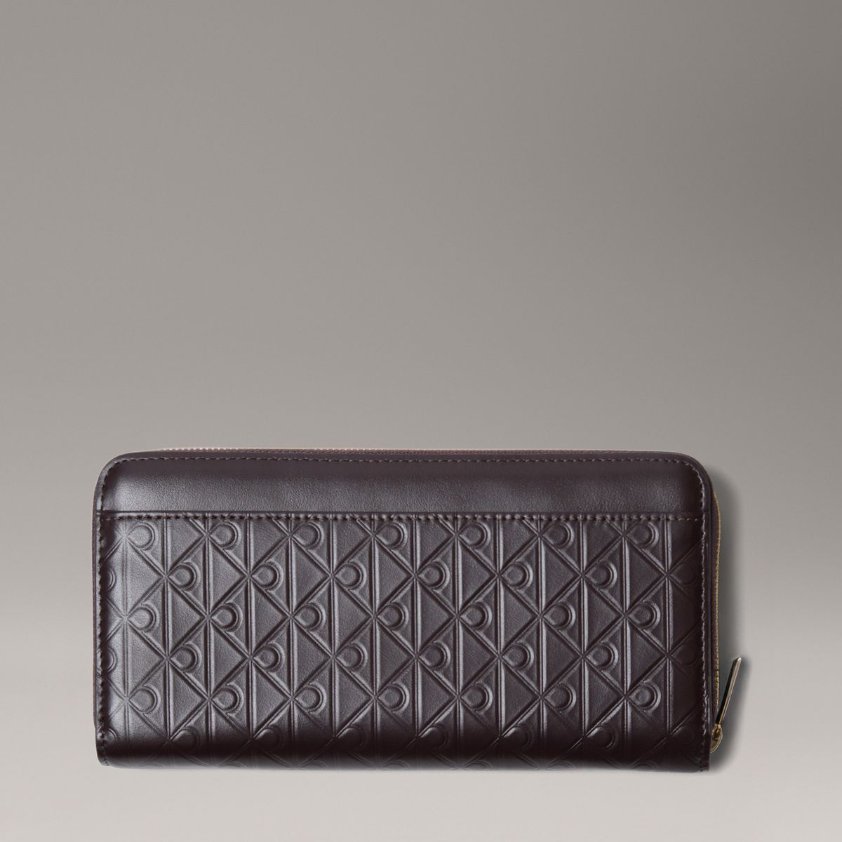 CALVIN KLEIN - Billetera de Cuero con Textura de Monograma Cafe Calvin Klein