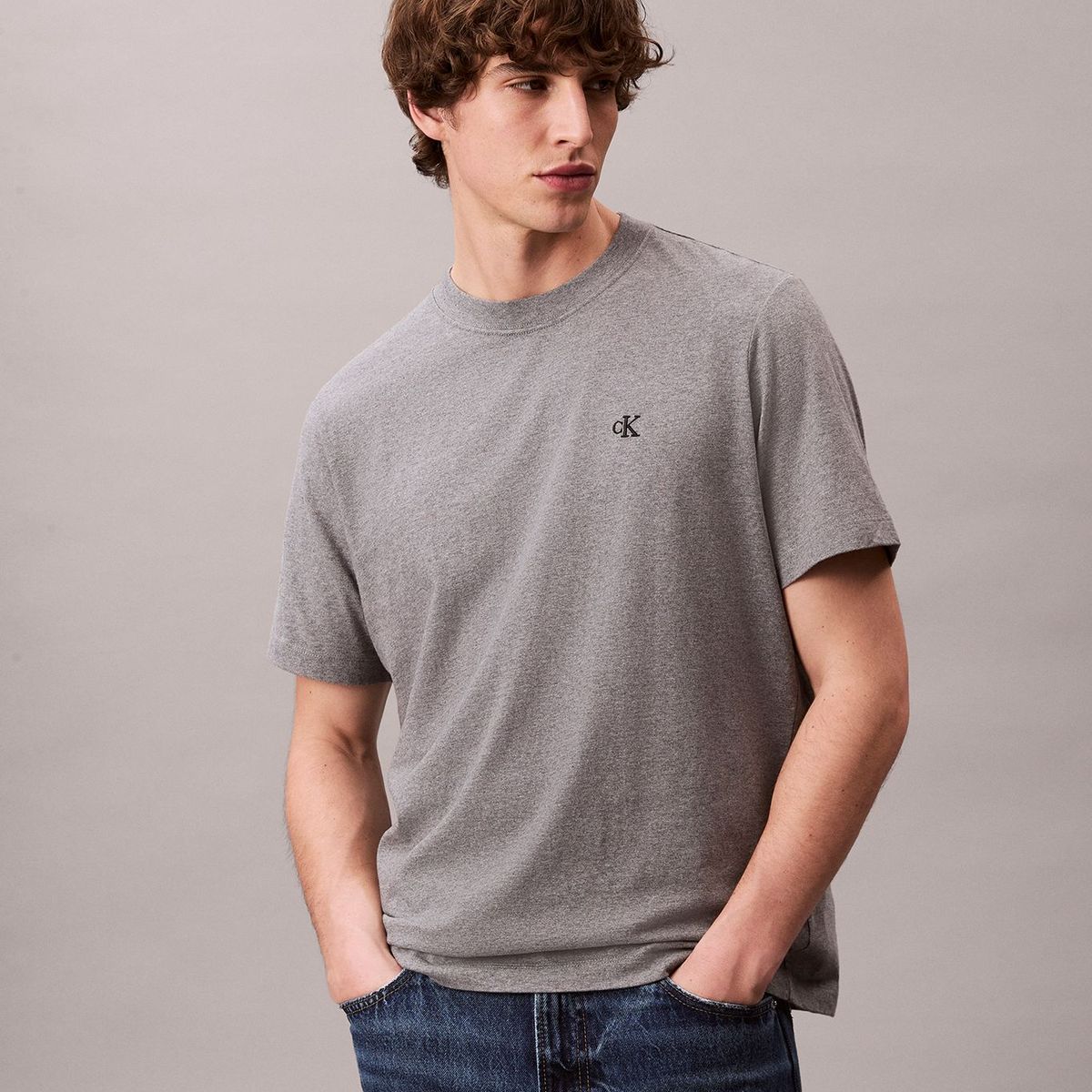 CALVIN KLEIN - Polera Regular con Monograma Bordado Gris Calvin Klein