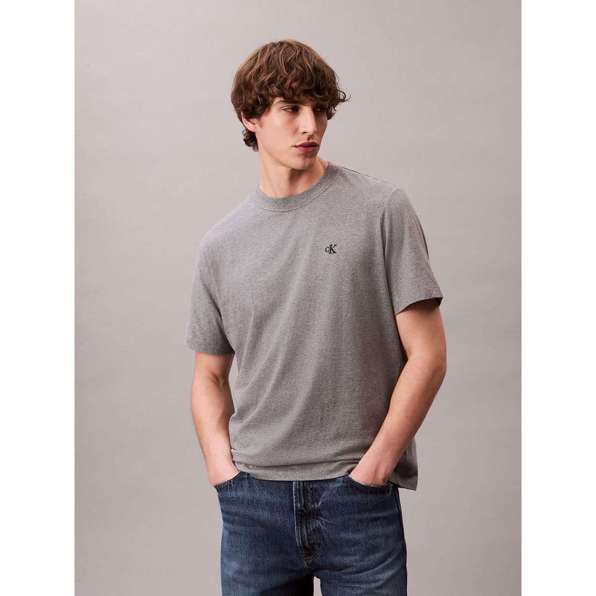 CALVIN KLEIN - Polera Regular con Monograma Bordado Gris Calvin Klein