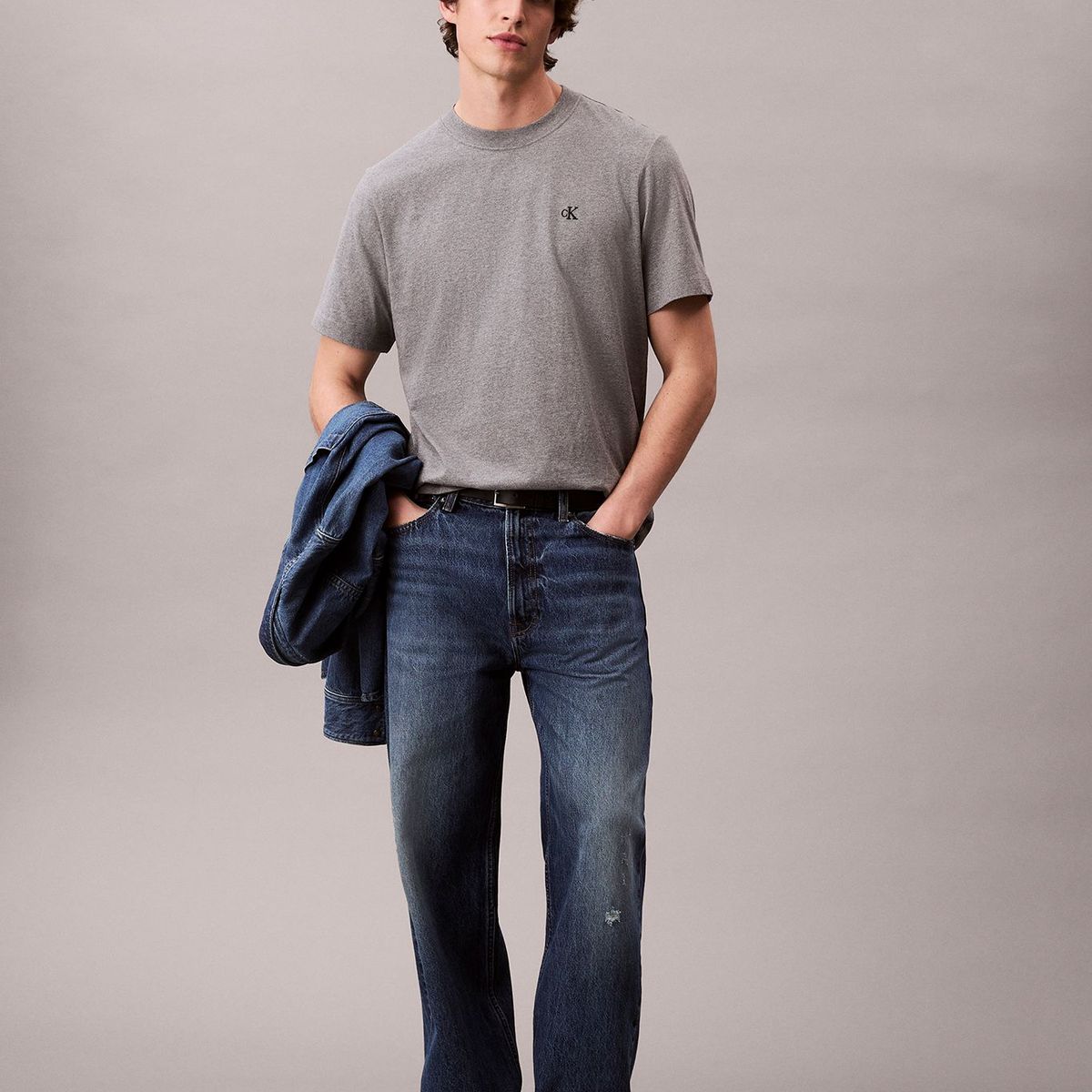 CALVIN KLEIN - Polera Regular con Monograma Bordado Gris Calvin Klein