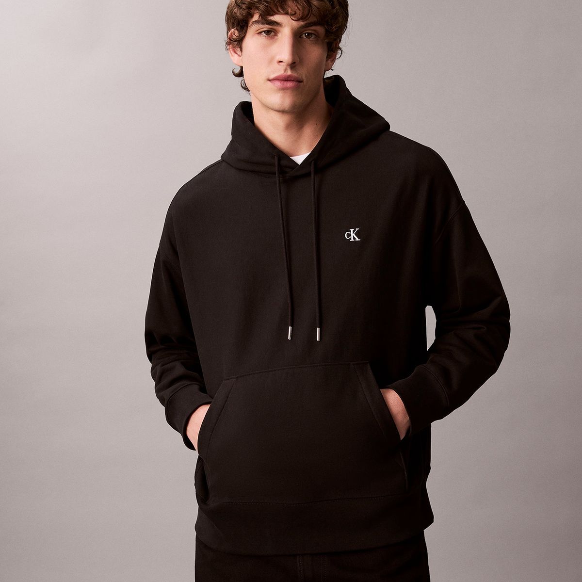 CALVIN KLEIN - Polerón con Gorro y Monograma Bordado Negro Calvin Klein