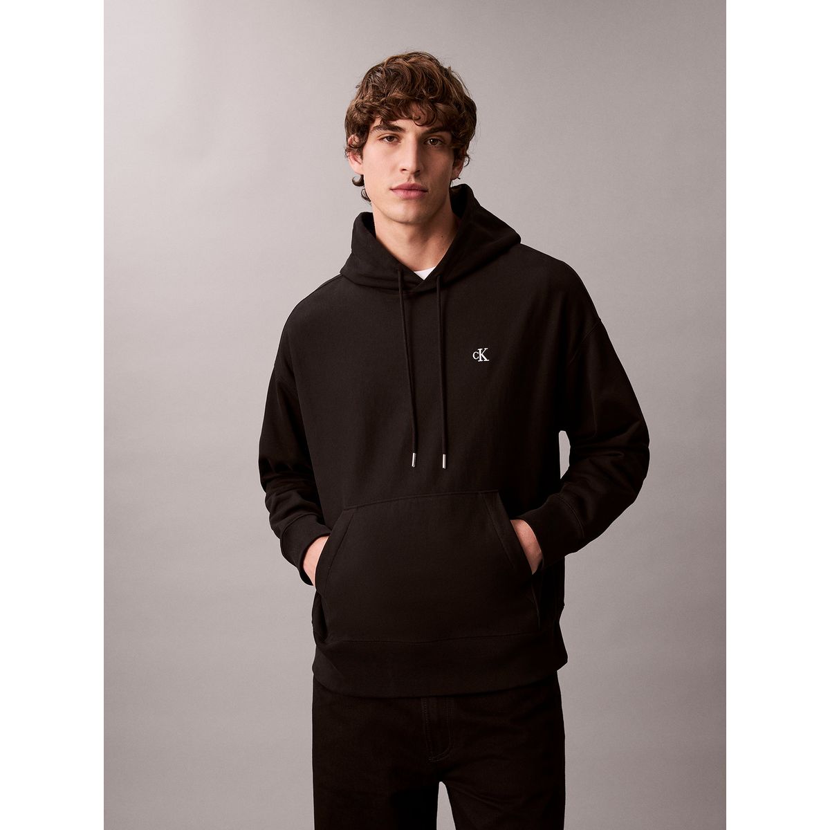 CALVIN KLEIN - Polerón con Gorro y Monograma Bordado Negro Calvin Klein