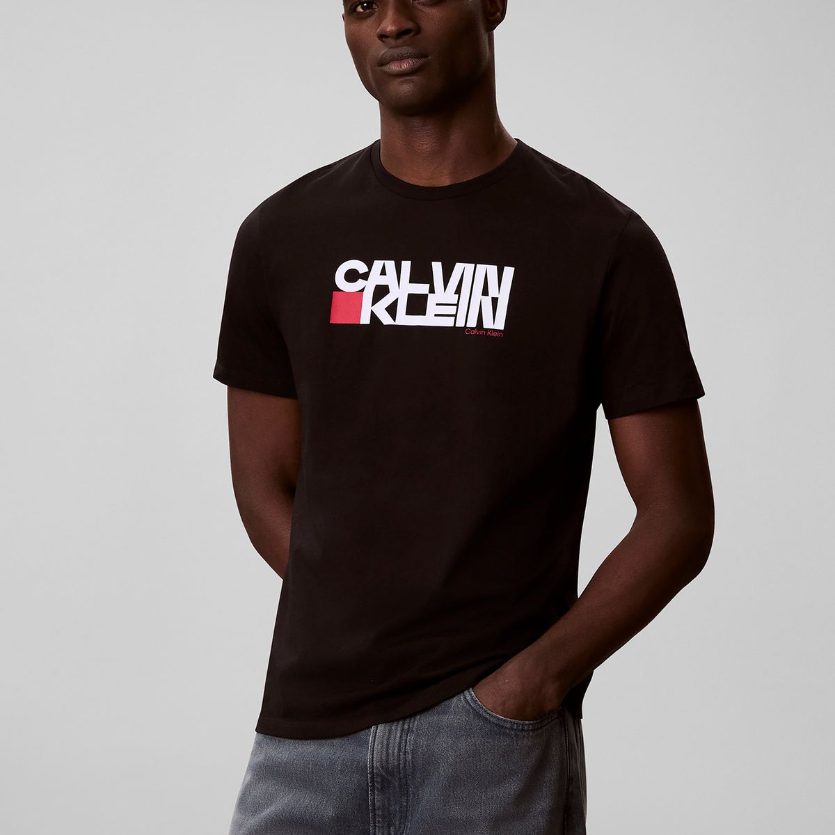 CALVIN KLEIN - Polera con Estampado Gráfico Redbox Negro Calvin Klein