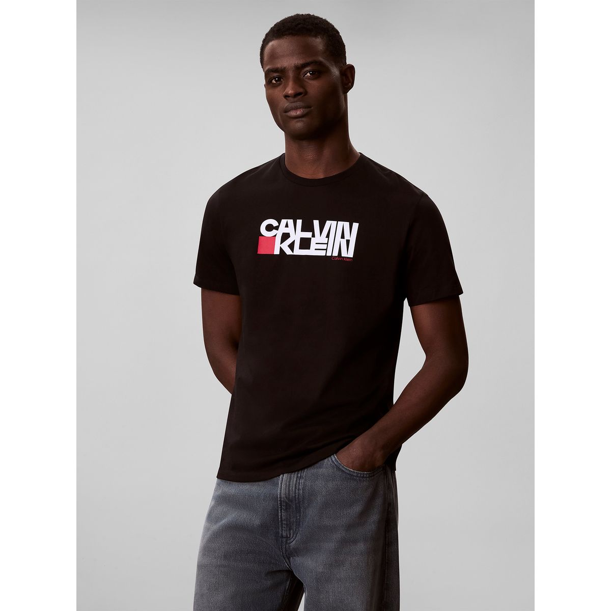 CALVIN KLEIN - Polera con Estampado Gráfico Redbox Negro Calvin Klein