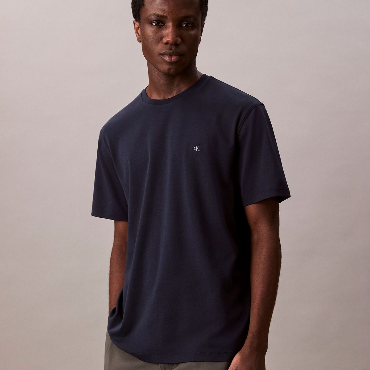 CALVIN KLEIN - Polera de Algodón Supima con Logo Bordado Azul Calvin Klein