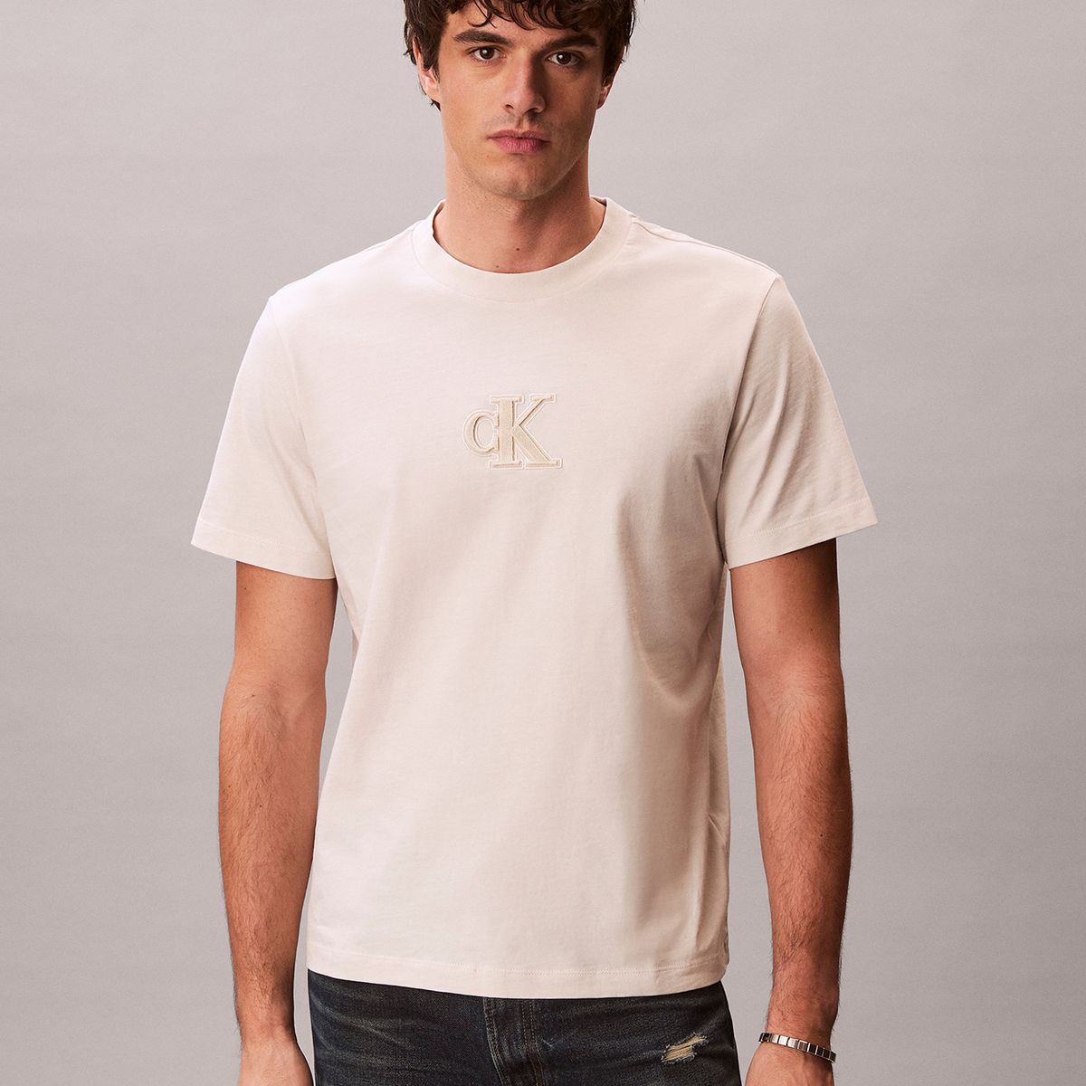 CALVIN KLEIN - Polera con Monograma Estampado Beige Calvin Klein