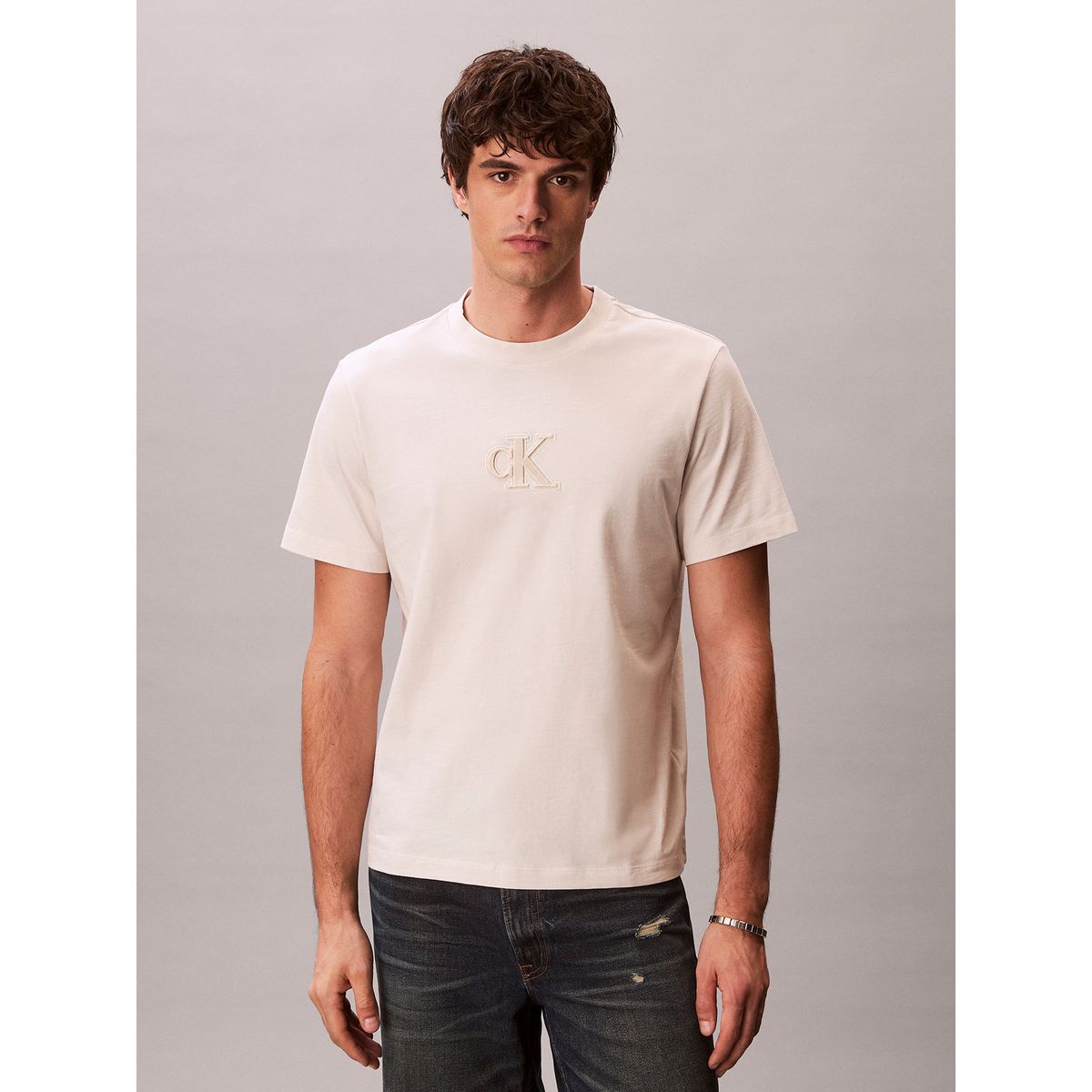 CALVIN KLEIN - Polera con Monograma Estampado Beige Calvin Klein