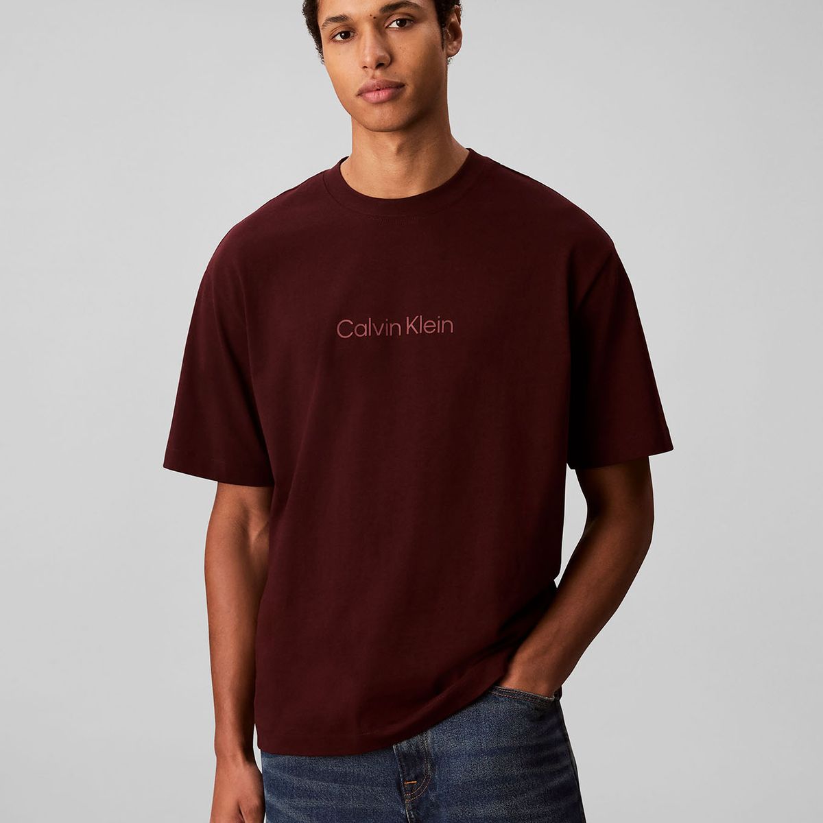 CALVIN KLEIN - Polera Relaxed con Logo Burdeo Calvin Klein