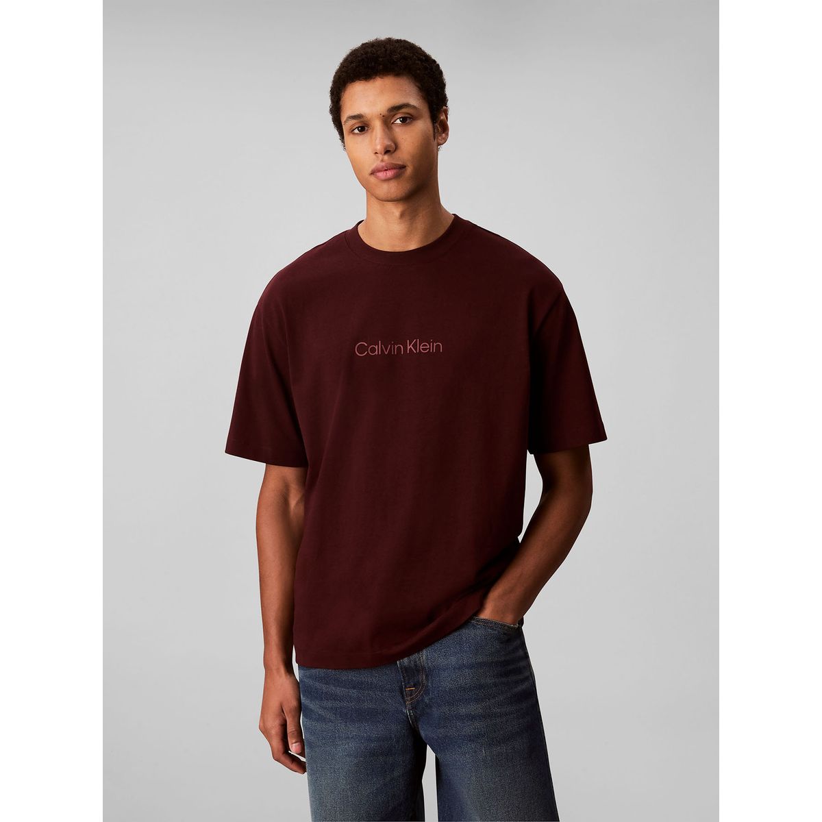 CALVIN KLEIN - Polera Relaxed con Logo Burdeo Calvin Klein
