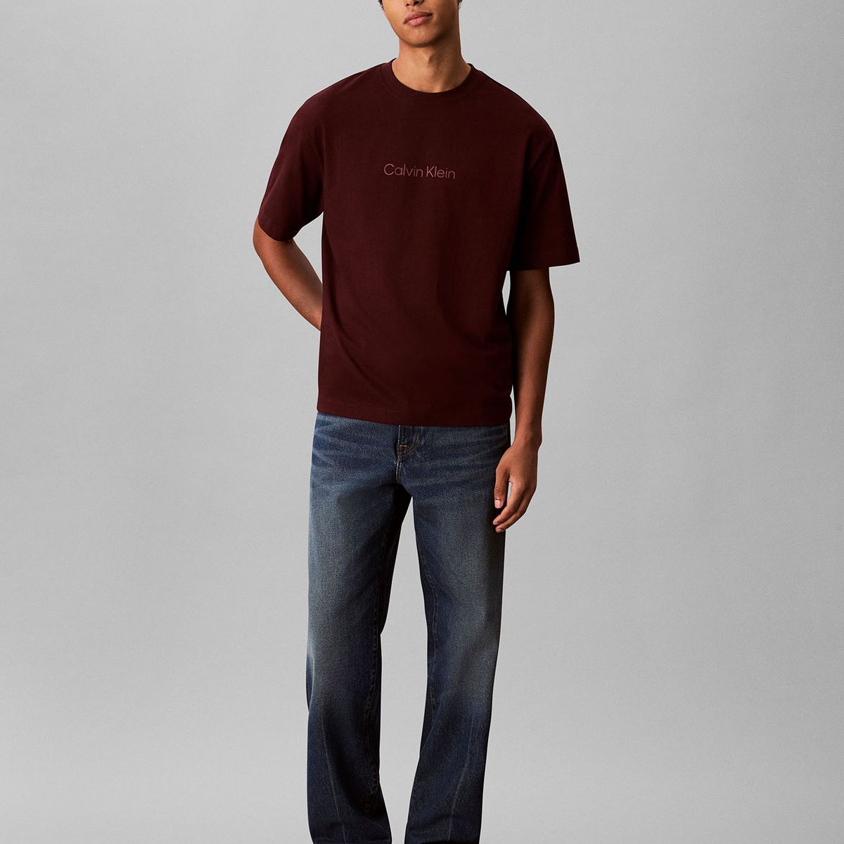 CALVIN KLEIN - Polera Relaxed con Logo Burdeo Calvin Klein