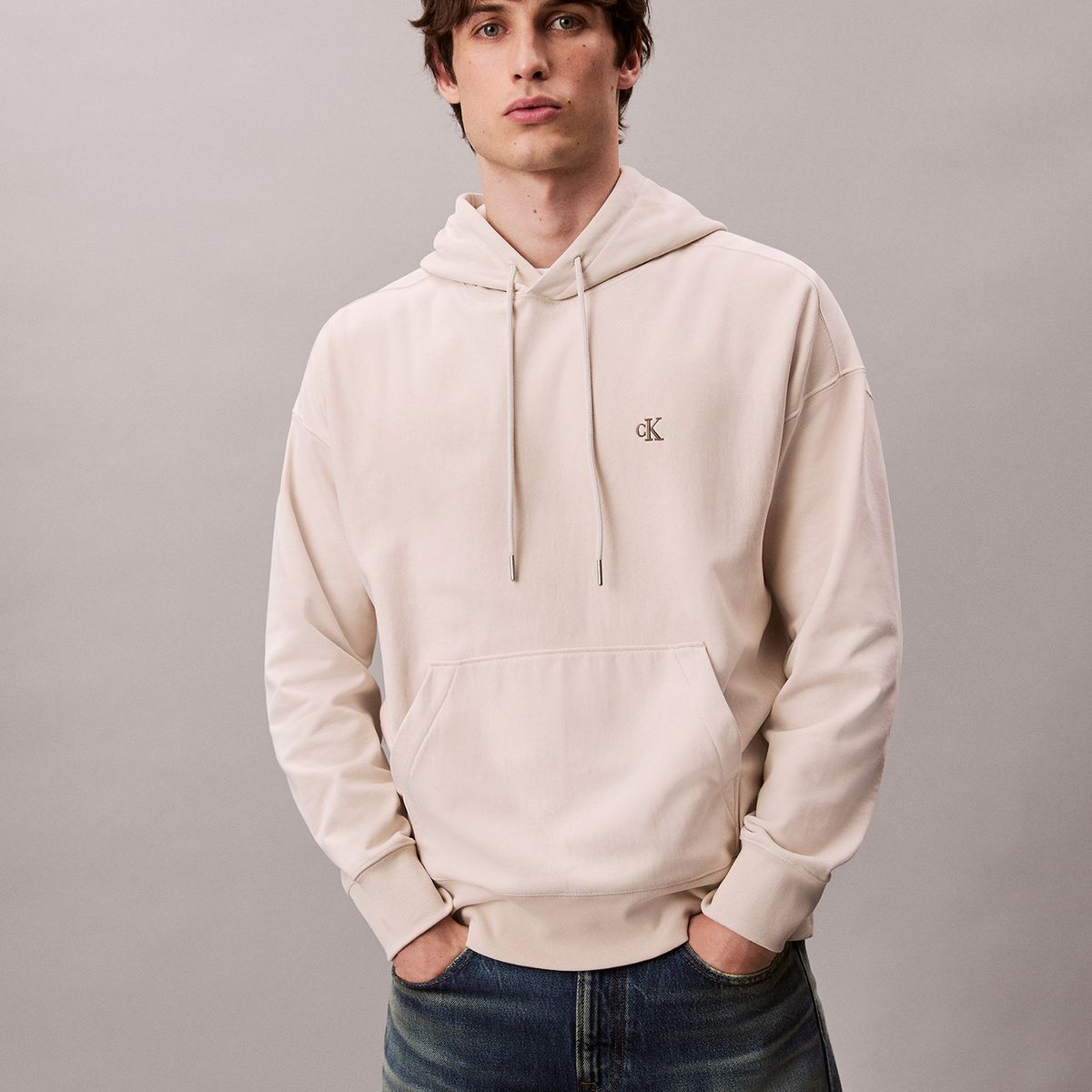 CALVIN KLEIN - Polerón con Gorro y Monograma Bordado Beige Calvin Klein