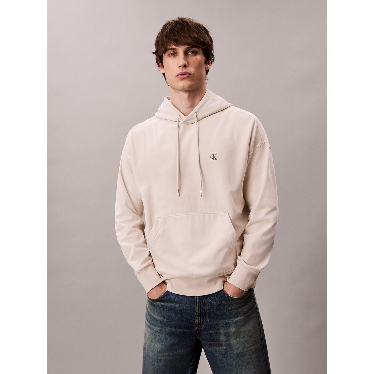 CALVIN KLEIN - Polerón con Gorro y Monograma Bordado Beige Calvin Klein