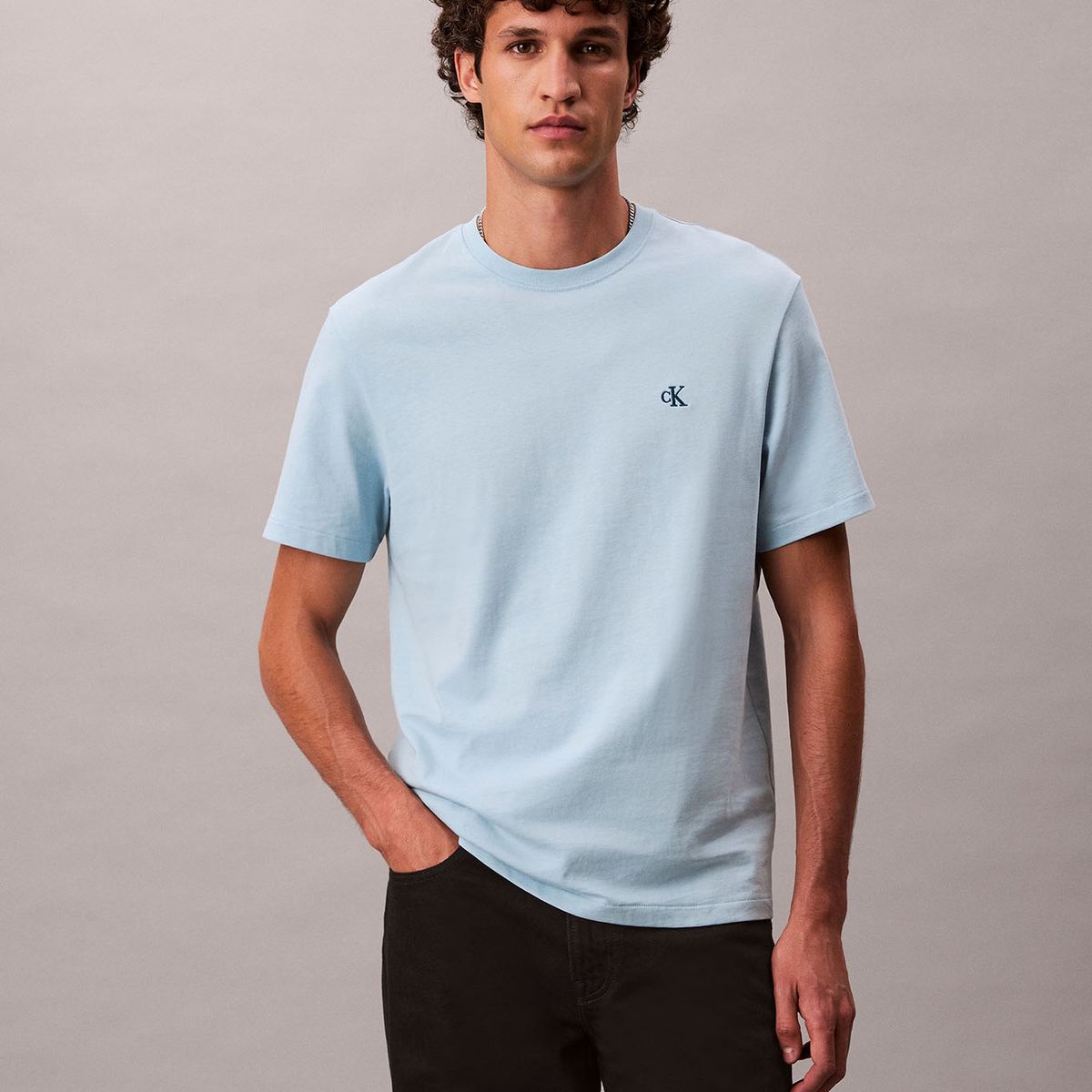 CALVIN KLEIN - Polera Regular con Monograma Bordado Celeste Calvin Klein