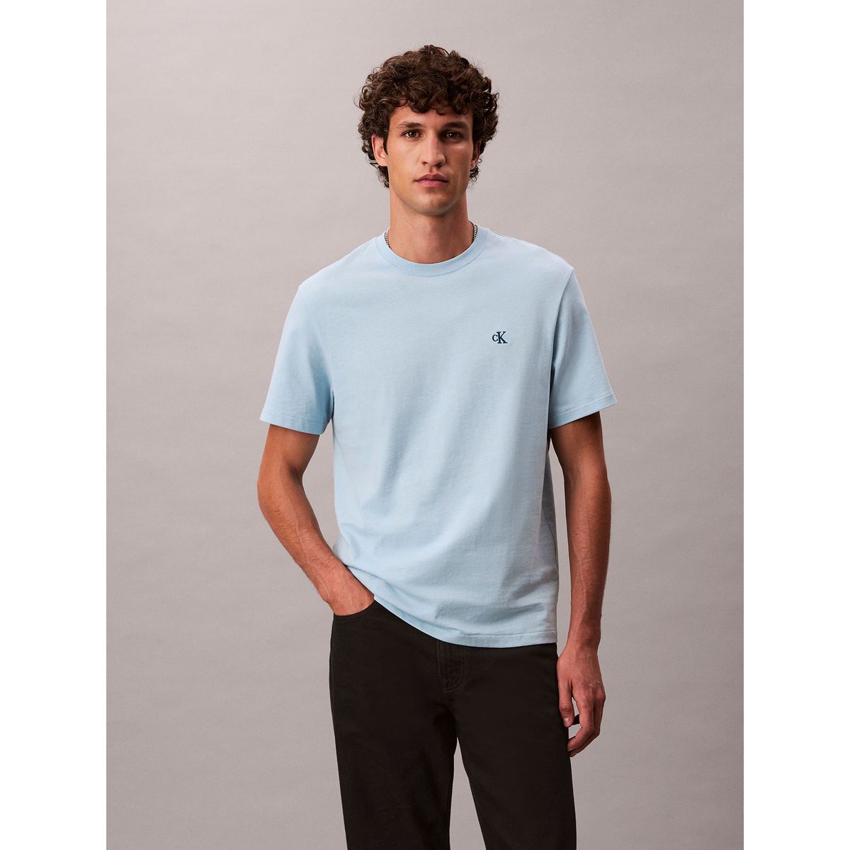 CALVIN KLEIN - Polera Regular con Monograma Bordado Celeste Calvin Klein