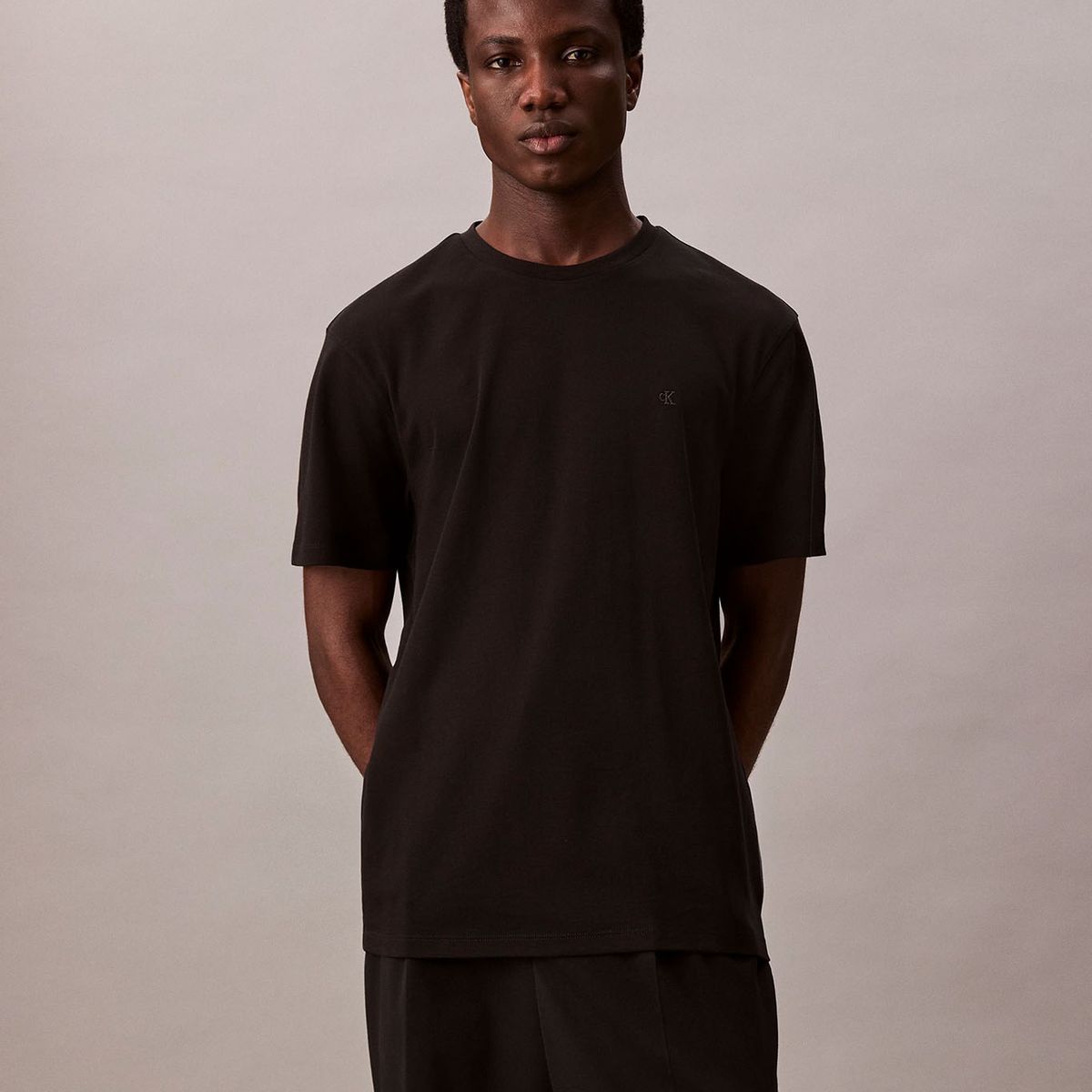 CALVIN KLEIN - Polera de Algodón Supima con Logo Bordado Negro Calvin Klein