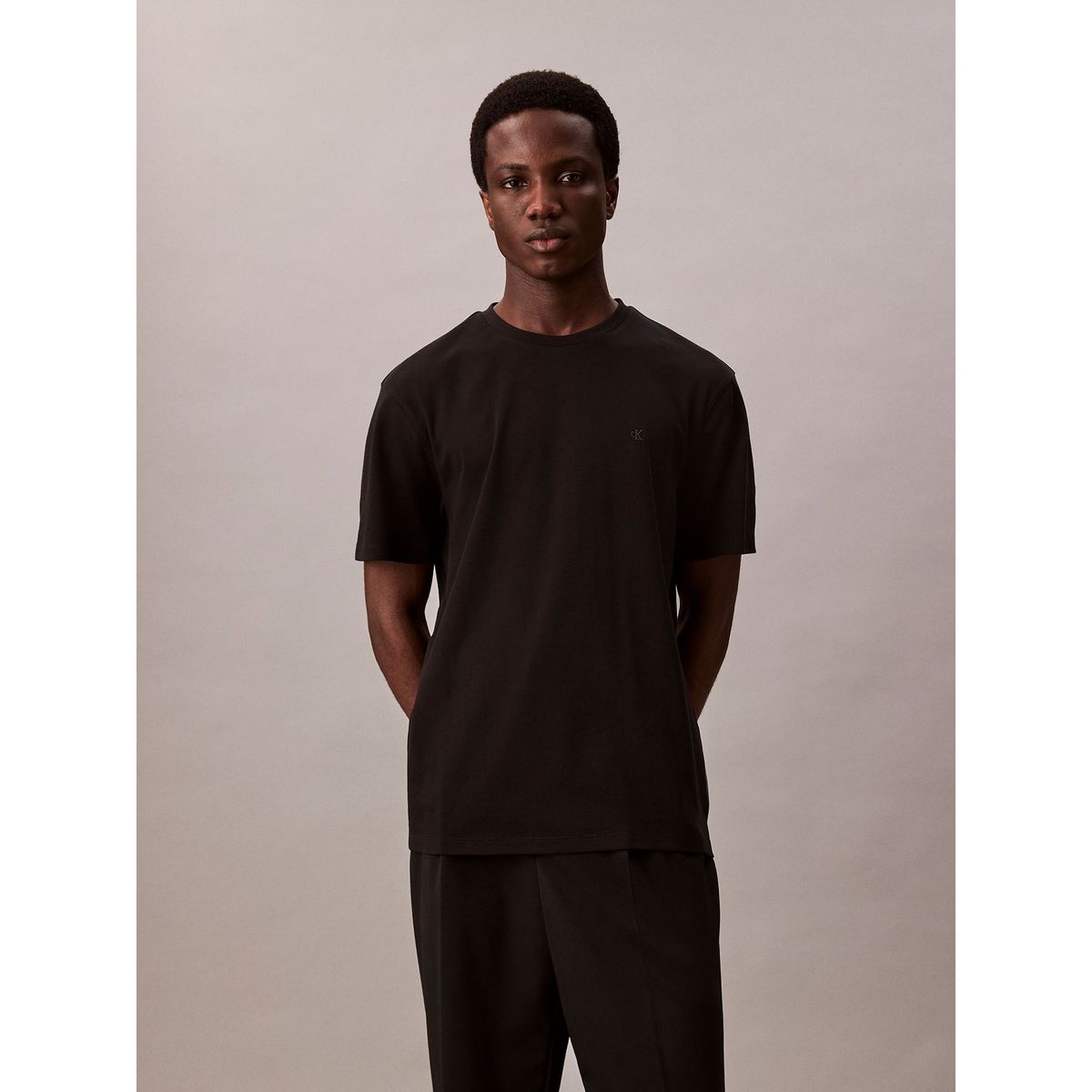 CALVIN KLEIN - Polera de Algodón Supima con Logo Bordado Negro Calvin Klein