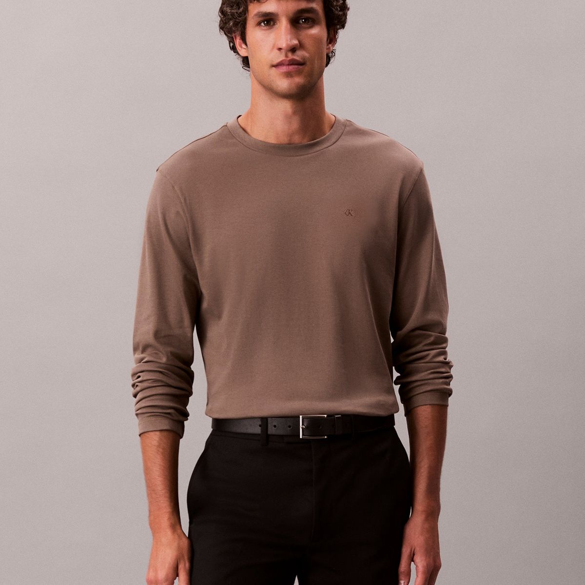 CALVIN KLEIN - Polera de Algodón Supima Interlock Cafe Calvin Klein