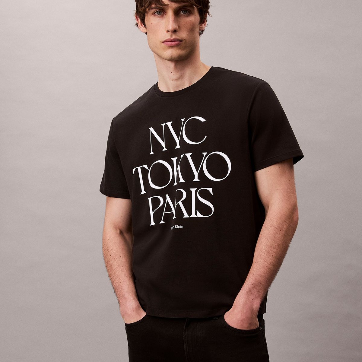 CALVIN KLEIN - Polera con Gráfico Flagship City Negro Calvin Klein