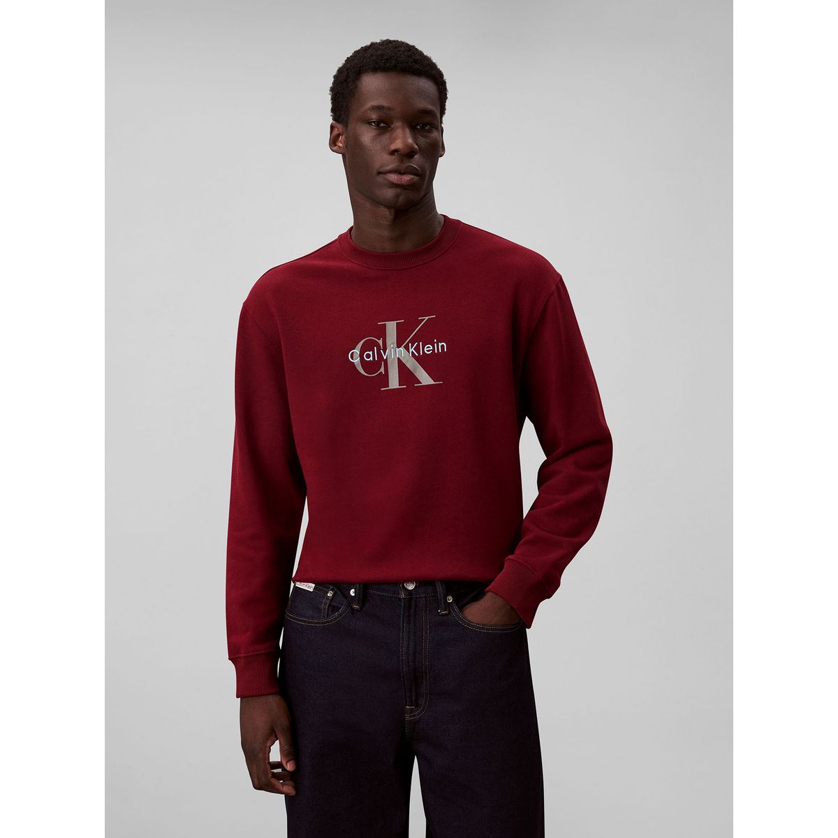CALVIN KLEIN - Polerón de Felpa con Monograma Estampado Burdeo Calvin Klein