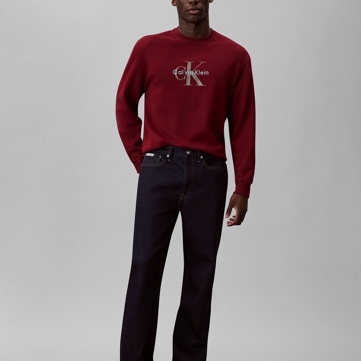 CALVIN KLEIN - Polerón de Felpa con Monograma Estampado Burdeo Calvin Klein