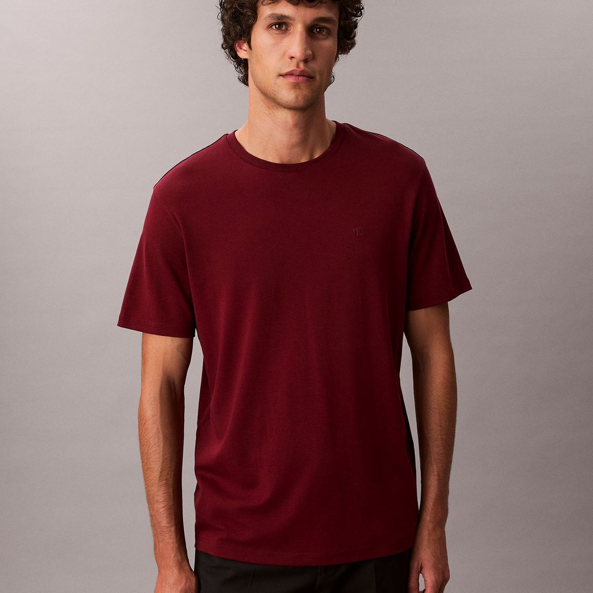 CALVIN KLEIN - Polera de Algodón Supima con Logo Bordado Burdeo Calvin Klein