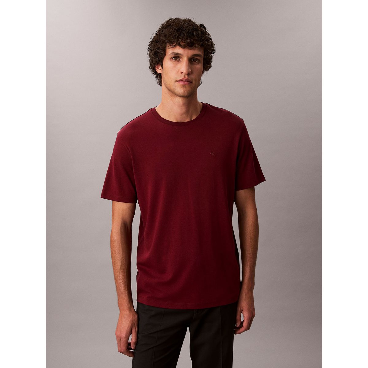 CALVIN KLEIN - Polera de Algodón Supima con Logo Bordado Burdeo Calvin Klein