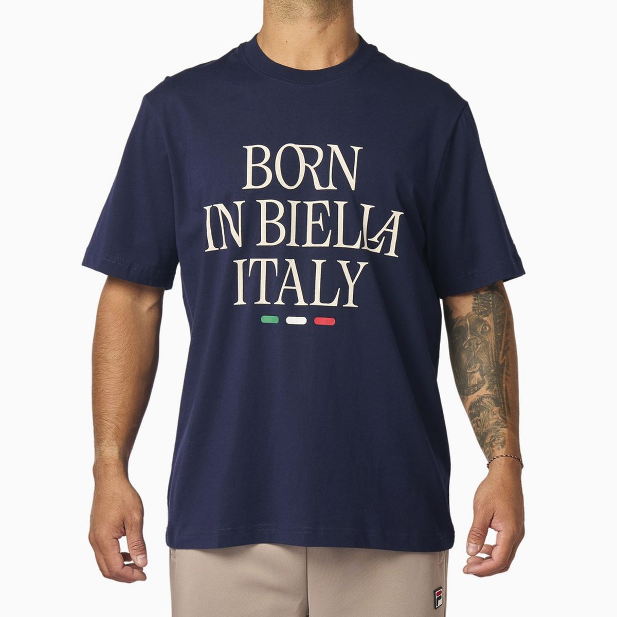 FILA - Polera Fila Comfort Born In Biella Letter Hombre Azul