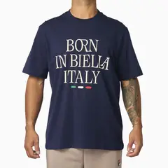FILA - Polera Comfort Born In Biella Letter Hombre Azul