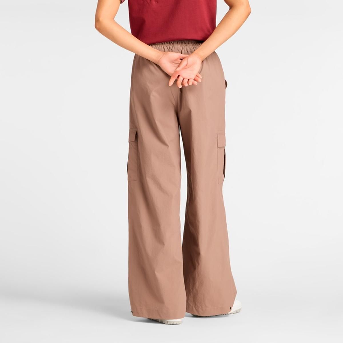 NEW BALANCE - Pantalón Lifestyle Mujer New Balance Woven Cargo Café