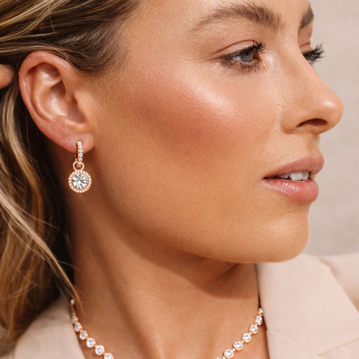 BLOOM CRYSTAL - Pendientes Angelicales Círculo con Cristales Transparentes en Oro Rosa