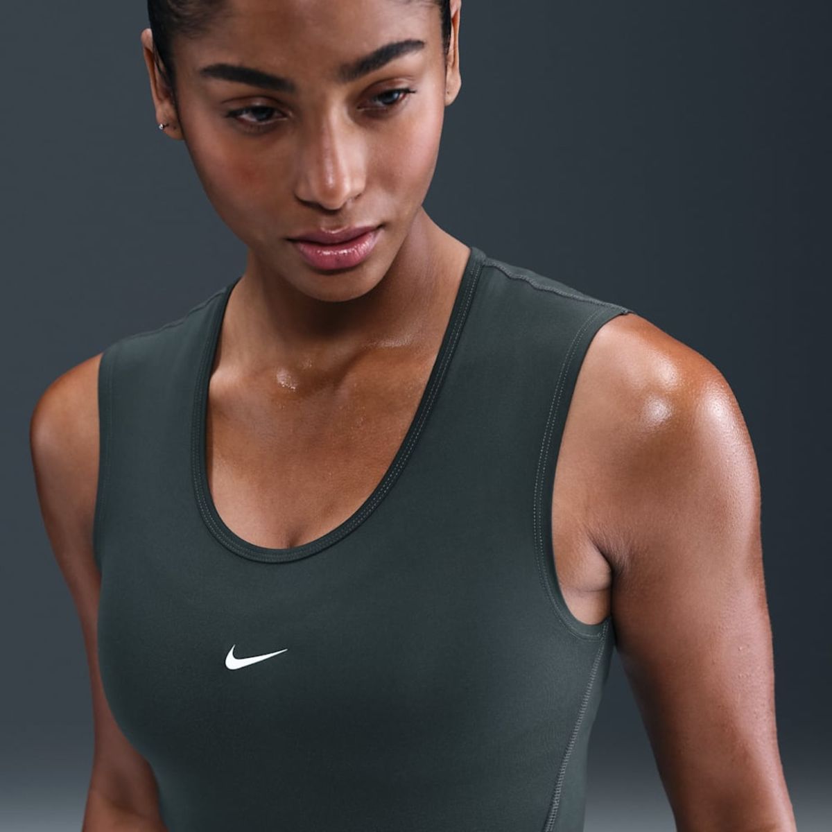 NIKE - Polera Nike Pro Verde Mujer