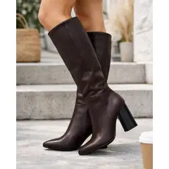 SNOOPY - Bota Mujer Taco Alto M587. Color Café Oscuro