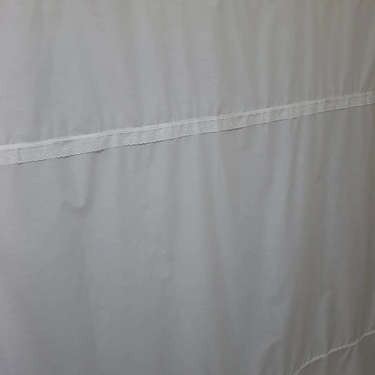 GENTILE - Cortina y Set de baño 5 piezas blanco broderie  180 x 180 cms