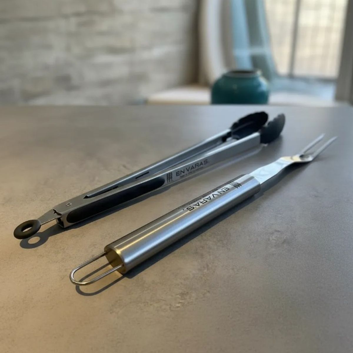 EN VARA'S MEATS & GRILL - Set 2 Pcs Parrillero Tenaza + Tenedor Grill Bbq 40 Cms