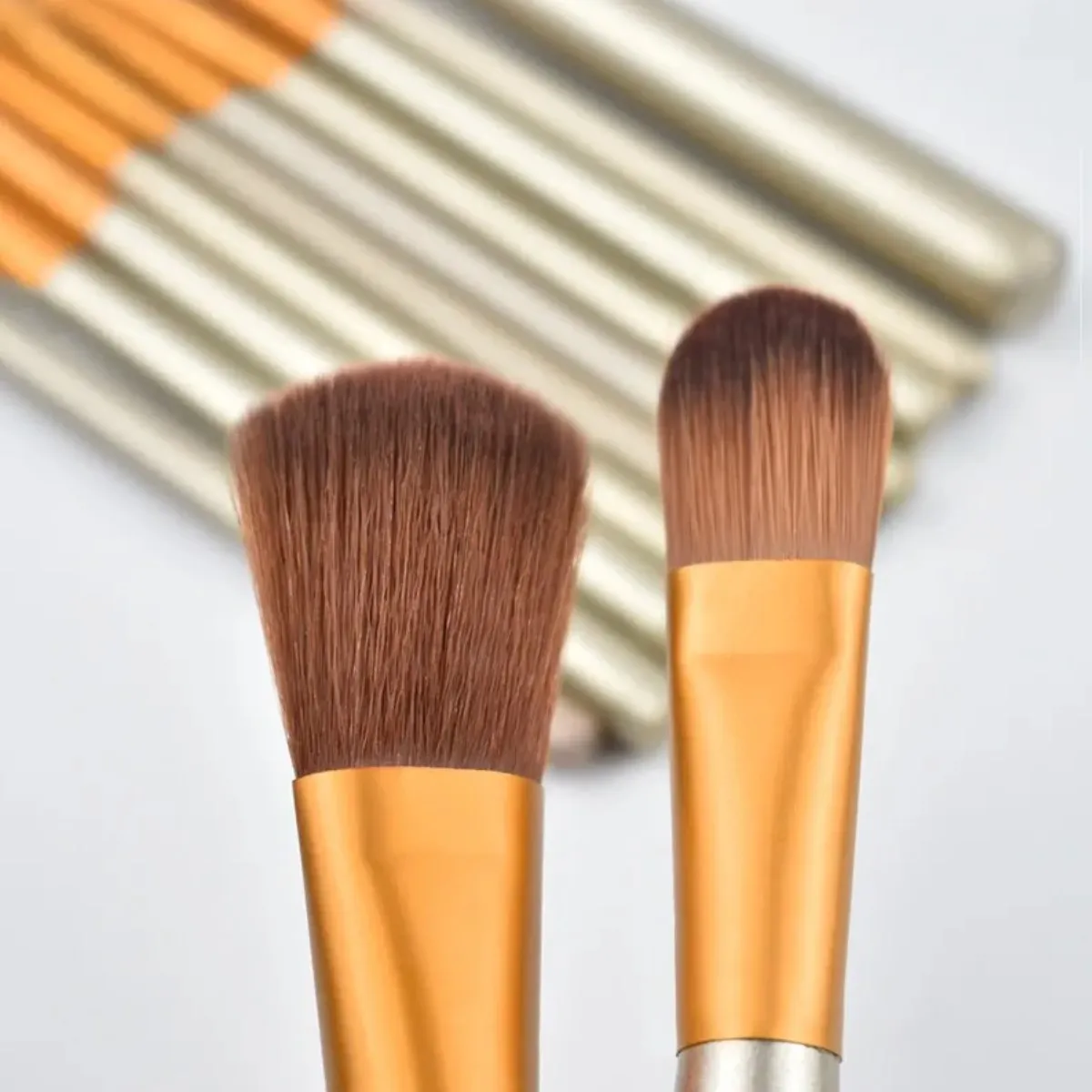 GENERICO - Set 12 Brochas Para Maquillaje Con Cajita Estuche Metálica Dorado BELUG