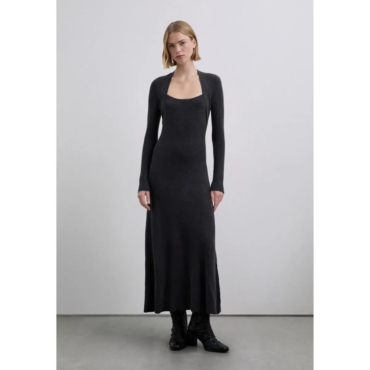 SCALPERS - Vestido Midi Estructurado
