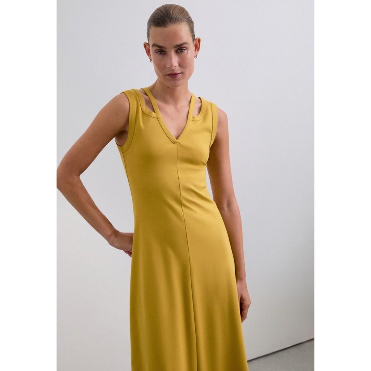 SCALPERS - Vestido Midi Cut Out