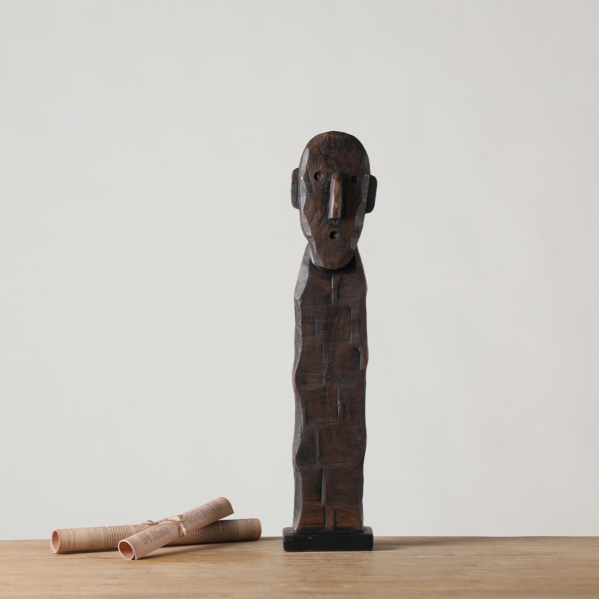 BROOKMAN - ADORNO FIGURA NOMO POLIRESINA PEDESTAL FIERRO NEGRO 11.5 x 9 x 54 CM