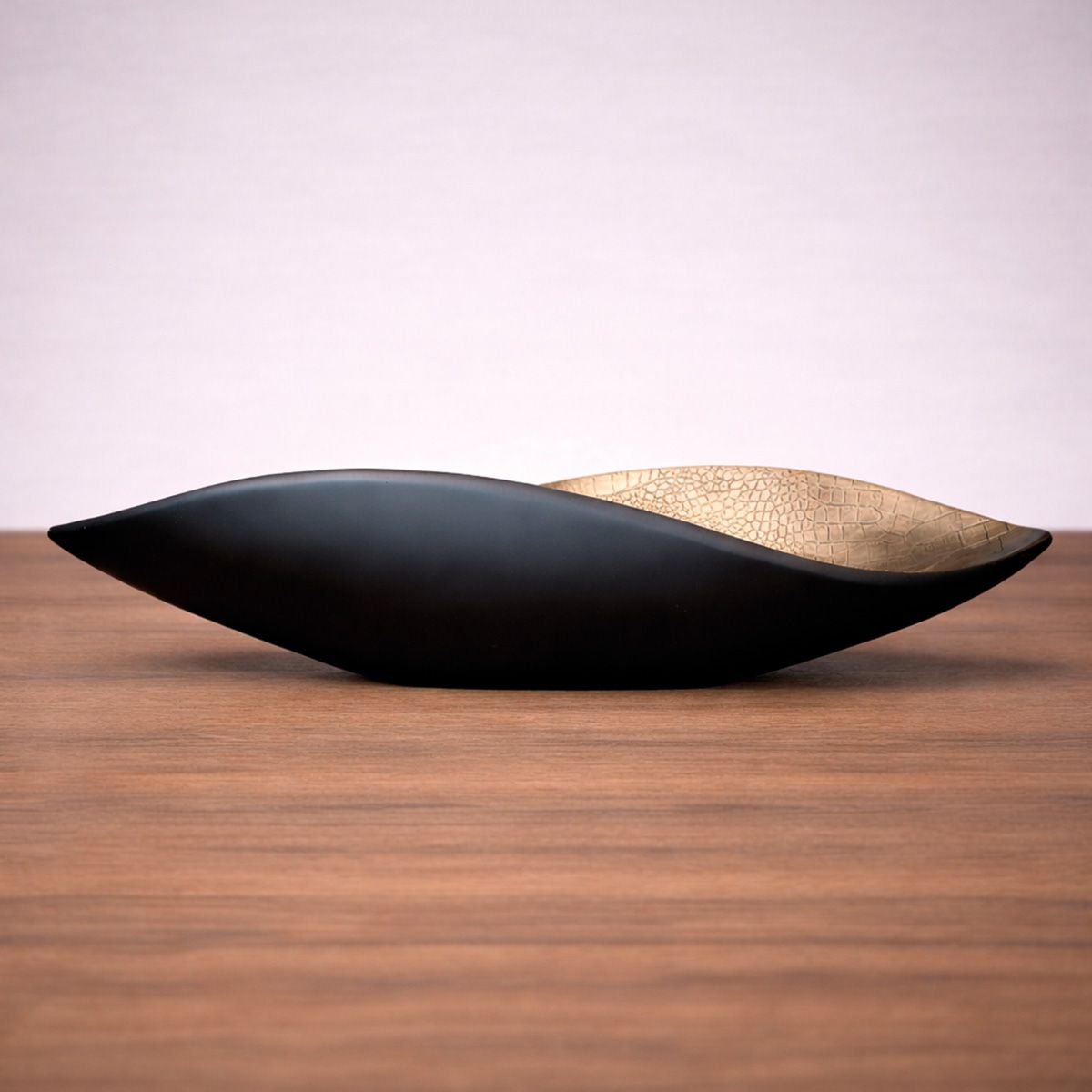 BROOKMAN - ADORNO PLATO MANTARAYA 2 POLIRESINA NEGRO/BEIGE 61 x 13 x 18 CM