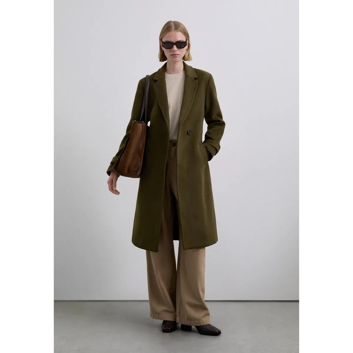 SCALPERS - Abrigo Con Cinturón A Contraste