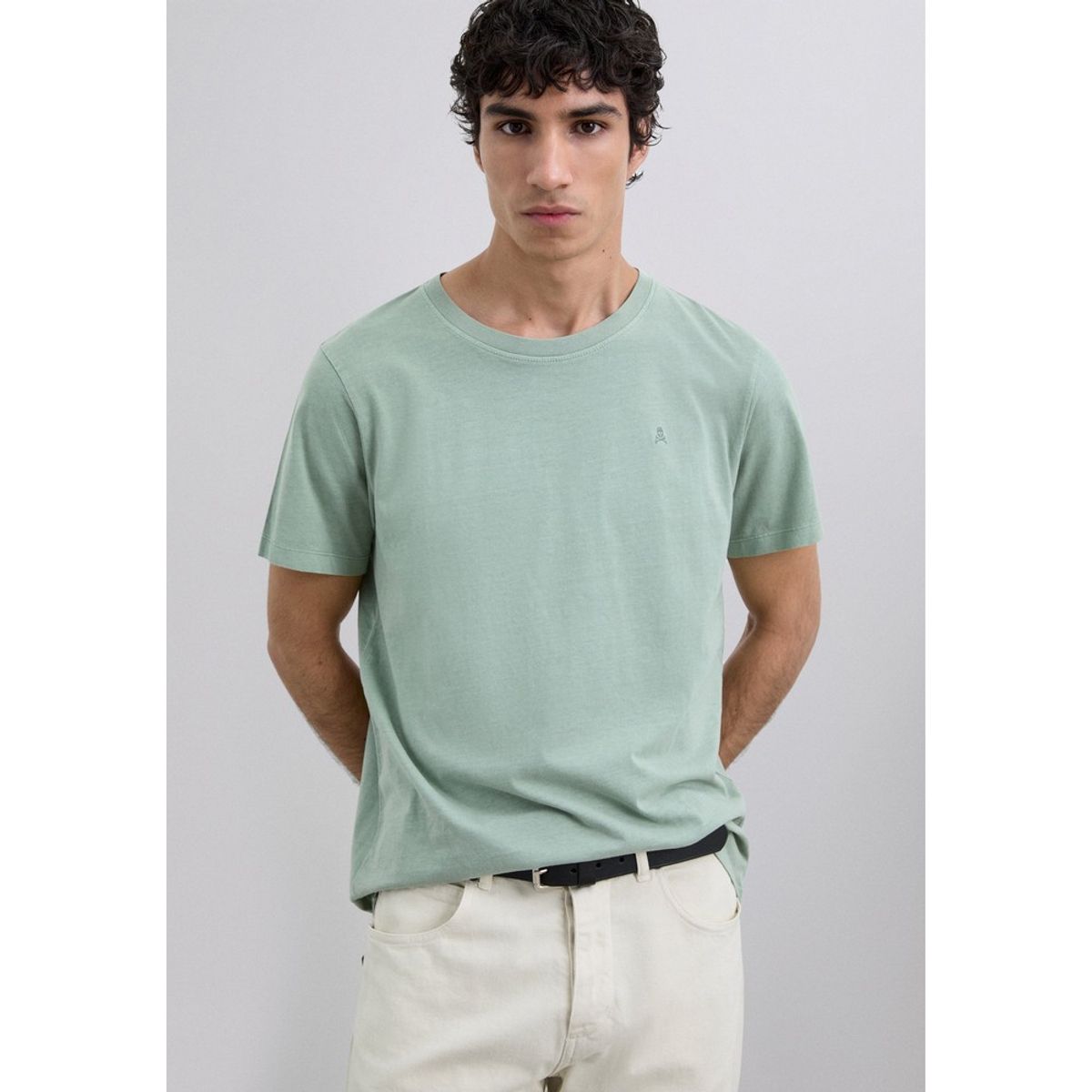 SCALPERS - Polera Calavera Bordada Tono