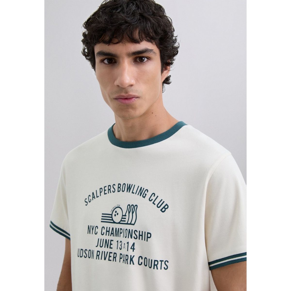 SCALPERS - Polera Print Contraste